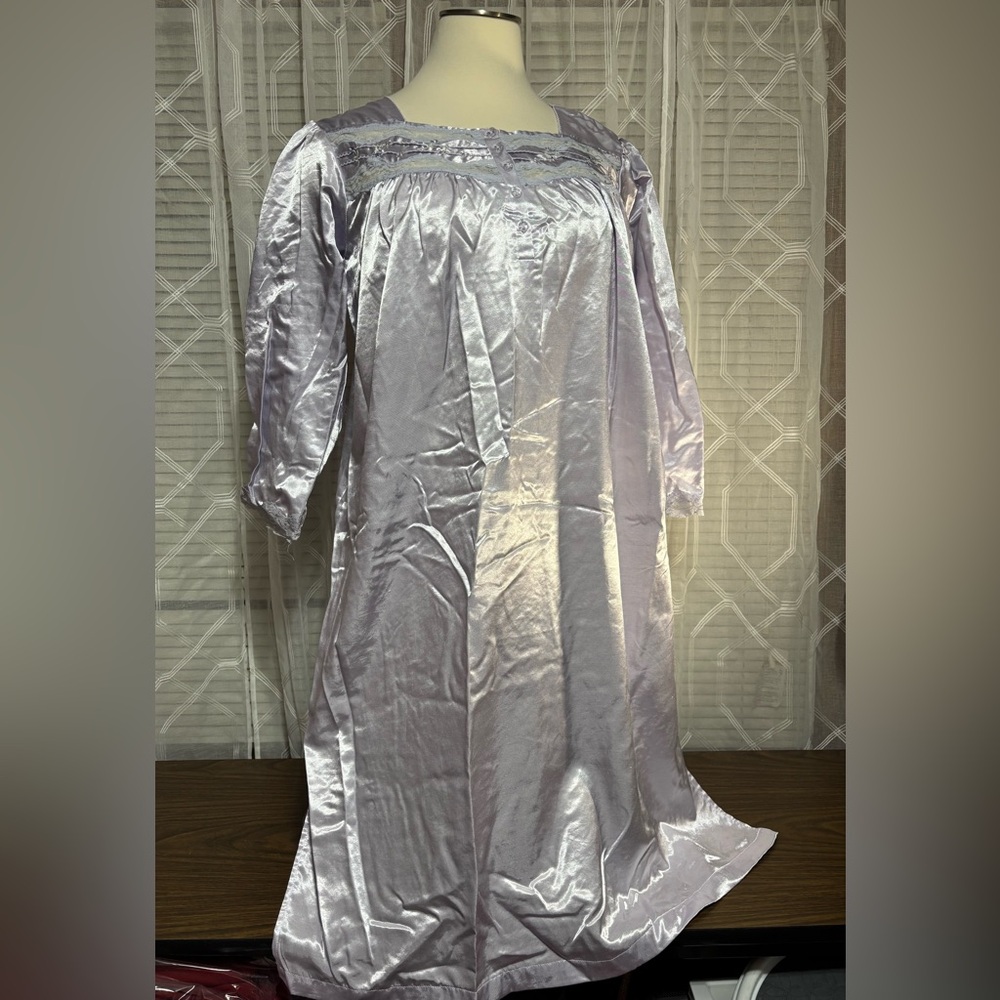 Moon Dance Vintage 2XL  Lavender Satin NightgownLace trim soft lining 46”L NWOT